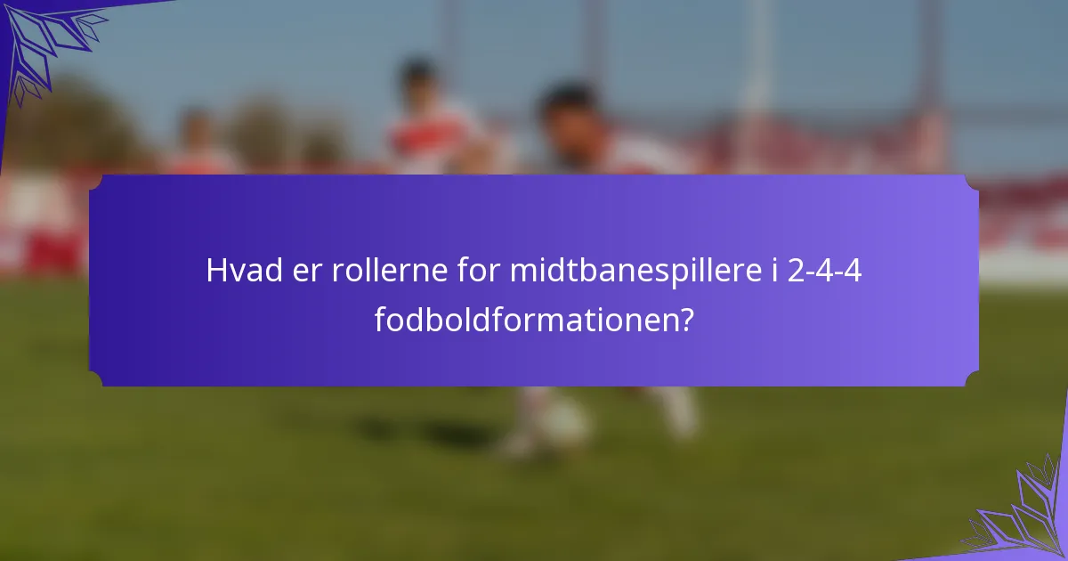 Hvad er rollerne for midtbanespillere i 2-4-4 fodboldformationen?